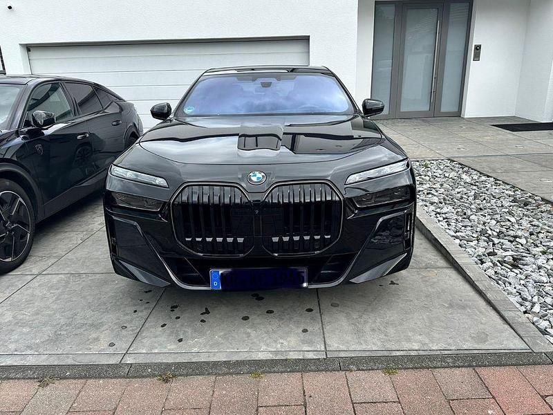 Schwarz Gebraucht 2024 BMW 740 M Sport Limousine | 109.950 € - Bild 1/4