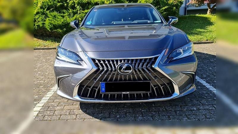 Grau Gebraucht 2024 Lexus ES300 Luxury Line Limousine | 52.100 € - Bild 1/4