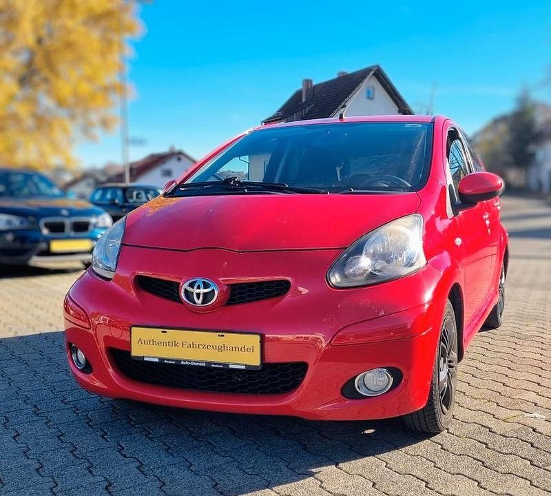 Rot Gebraucht 2012 Toyota Aygo Edition Kleinwagen | 4.200 € (Fairer Preis) - Bild 1/4