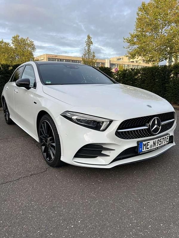 Weiß Gebraucht 2020 Mercedes A250 AMG line Kleinwagen | 26.990 € (Fairer Preis) - Bild 1/4