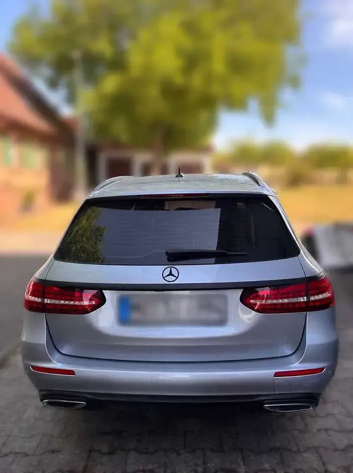 Gebraucht Mercedes E220 Avantgarde 194 PS (142 kW) 2021 Grau Kombi