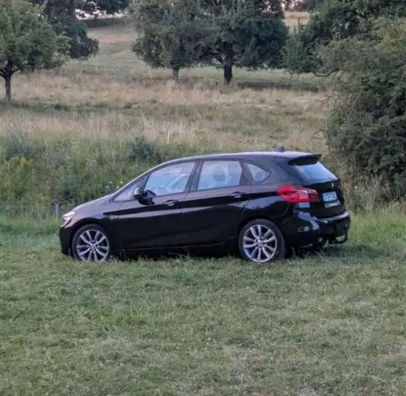 Schwarz Gebraucht 2016 BMW 218 Active Tourer Advantage Van / Kleinbus | 8.950 € (Superpreis) - Bild 1/4