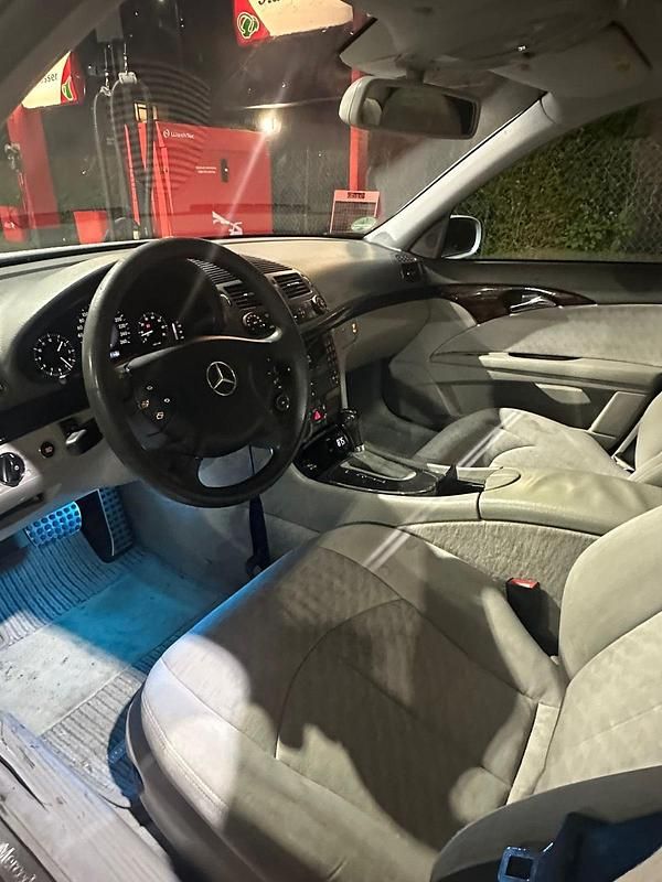 Gebraucht Mercedes E240 177 PS (130 kW) 2002 Silber Limousine