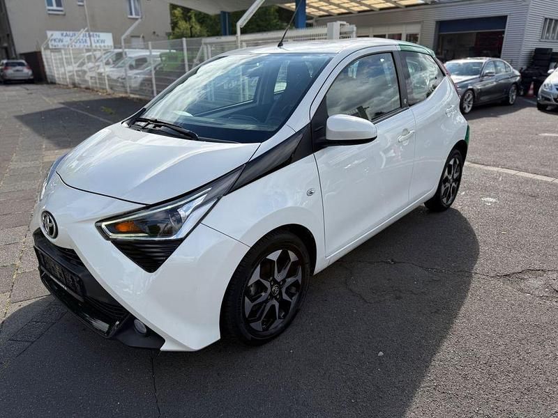 Weiß Gebraucht 2021 Toyota Aygo X-play Kleinwagen | 8.990 € (Guter Preis) - Bild 1/4