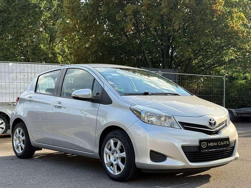 Ultra silver Gebraucht 2012 Toyota Yaris Life Kleinwagen | 7.999 € (Fairer Preis) - Bild 1/4