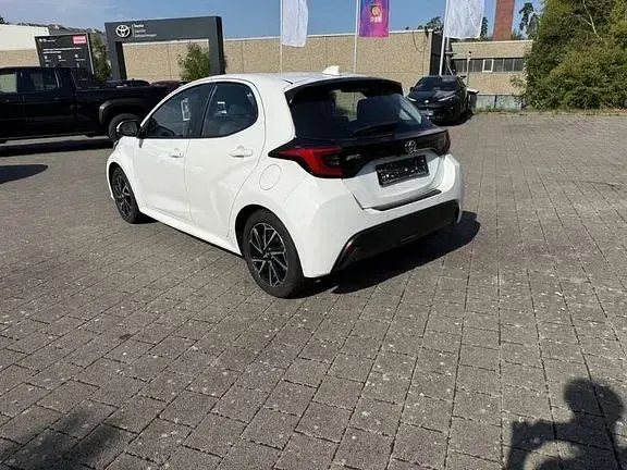 Gebraucht Toyota Yaris Basis 116 PS (85 kW) 2023 Schneeweiß Kleinwagen