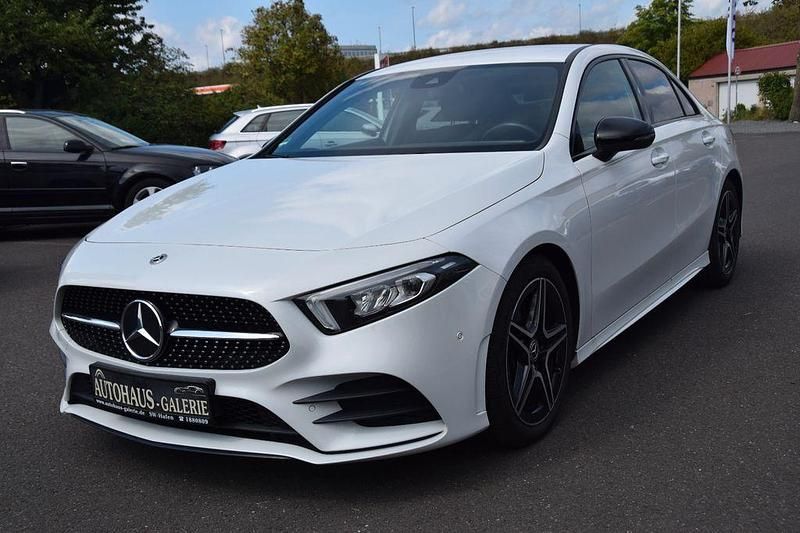 Weiß Gebraucht 2022 Mercedes A200 AMG line Limousine | 21.888 € (Guter Preis) - Bild 1/4