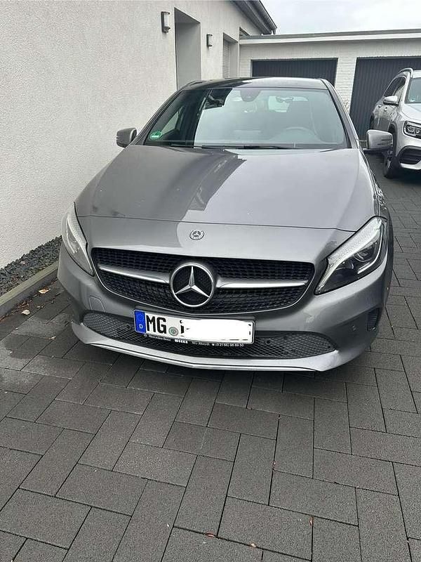 Gebraucht Mercedes A200 136 PS (100 kW) 2017 Grau Kleinwagen