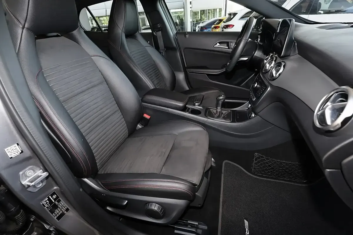 Gebraucht Mercedes GLA200 AMG 156 PS (114 kW) 2019 Mountain grau metallic SUV