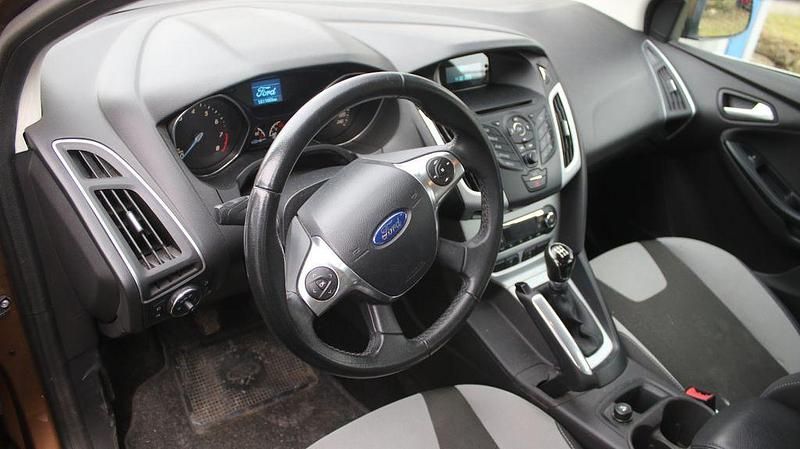 Gebraucht Ford Focus Ambiente 101 PS (74 kW) 2014 Braun Limousine