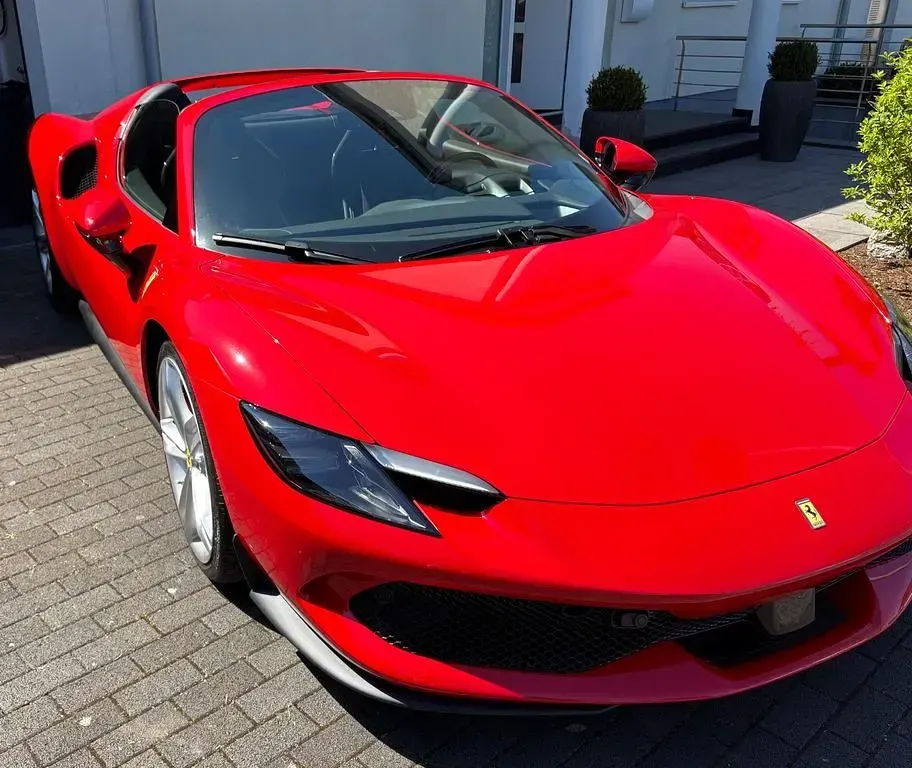 Nouă Ferrari 296 829 CP (609 kW) 2025 Roșu Cabrio