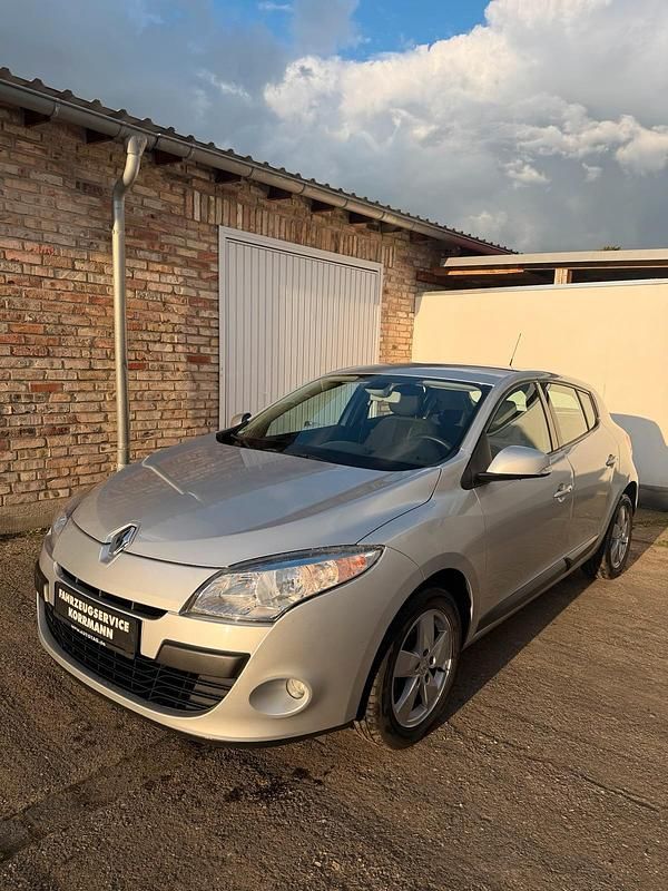Gebraucht Renault Mégane 110 PS (80 kW) 2011 Silber Limousine