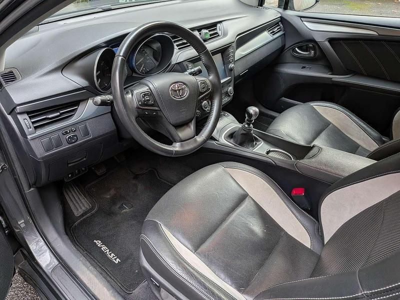 Gebraucht Toyota Avensis 147 PS (108 kW) 2017 Grau Kombi