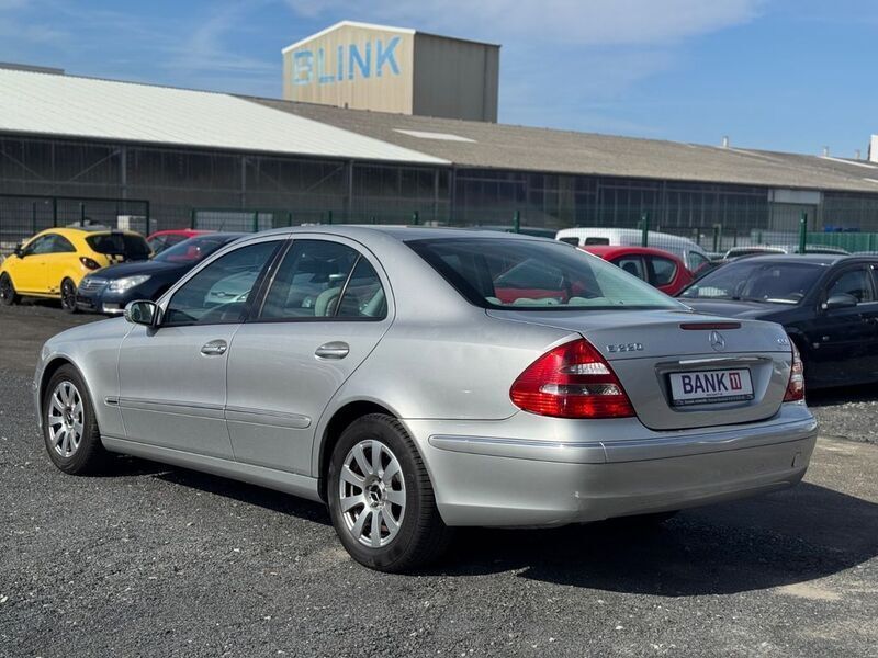 Gebraucht Mercedes E220 150 PS (110 kW) 2004 Silber Limousine