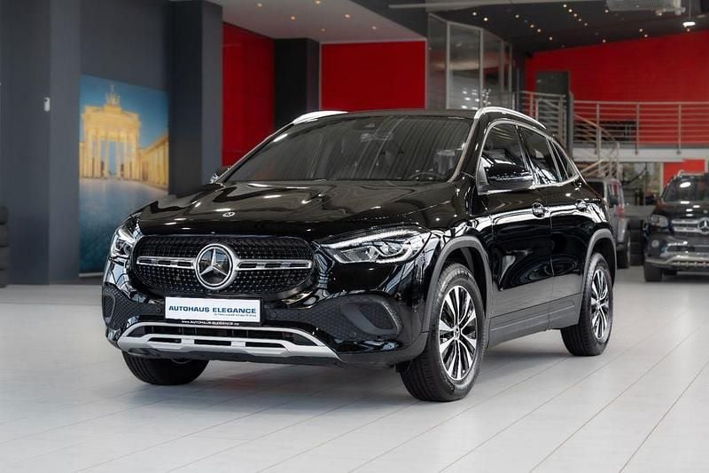 Nachtschwarz Gebraucht 2022 Mercedes GLA180 Business SUV | 30.980 € (Superpreis) - Bild 1/4