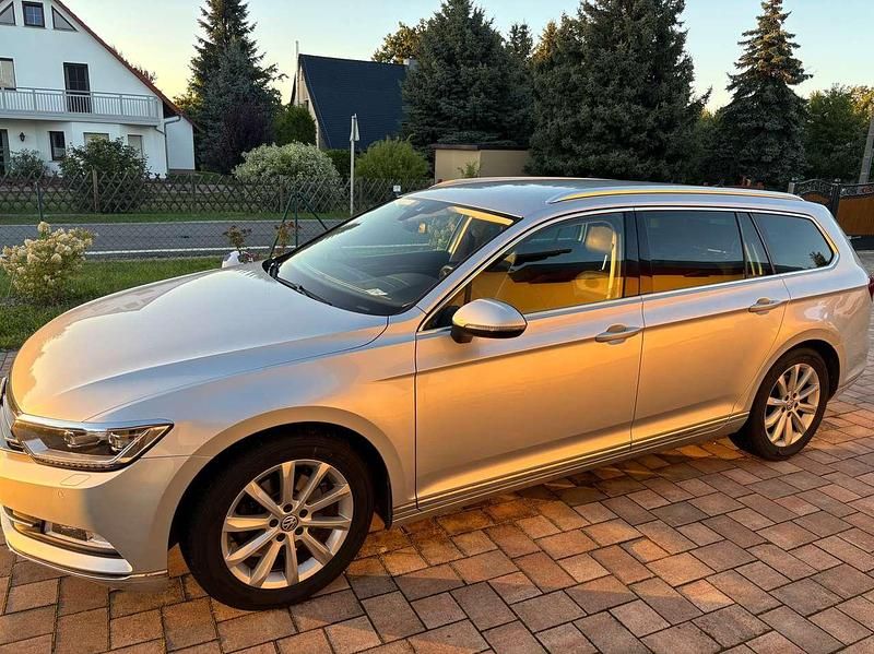 Silber Gebraucht 2016 VW Passat Highline Kombi | 19.300 € (Superpreis) - Bild 1/4