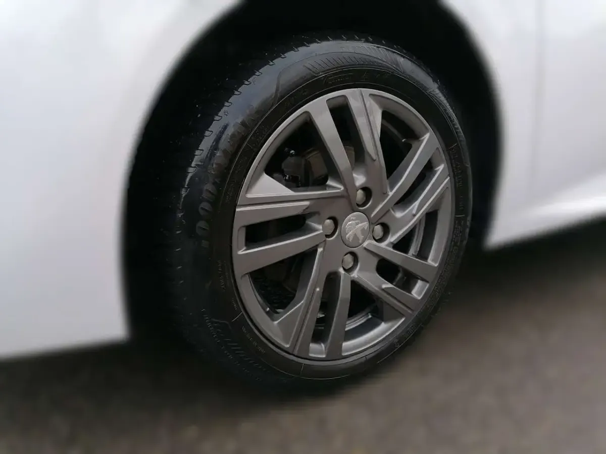 Gebraucht Peugeot 208 Active 101 PS (74 kW) 2022 Schneeweiss Kleinwagen