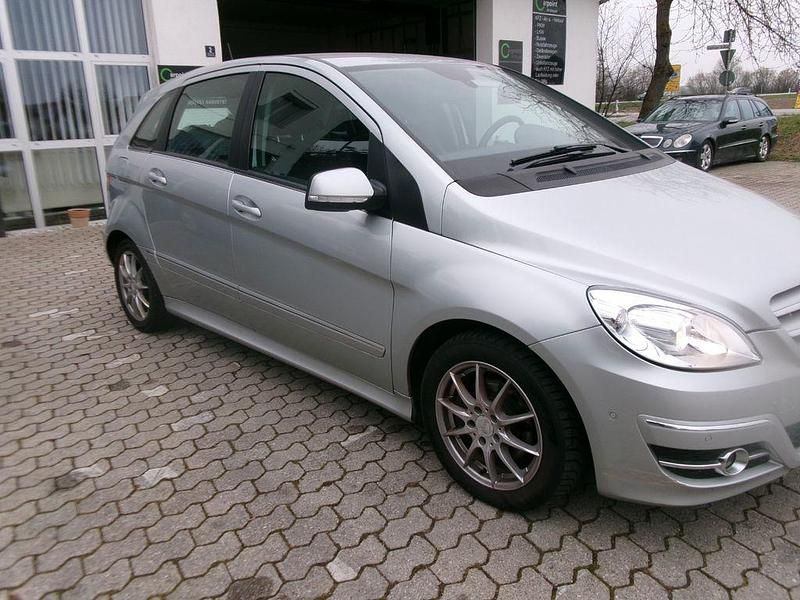 Gebraucht Mercedes B180 109 PS (80 kW) 2011 Silber Van / Kleinbus