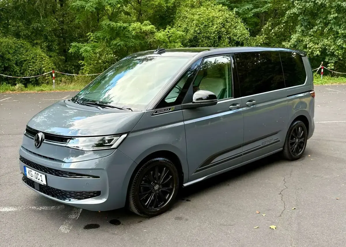 Gebraucht VW Multivan Edition 150 PS (110 kW) 2023 Grau Van / Kleinbus
