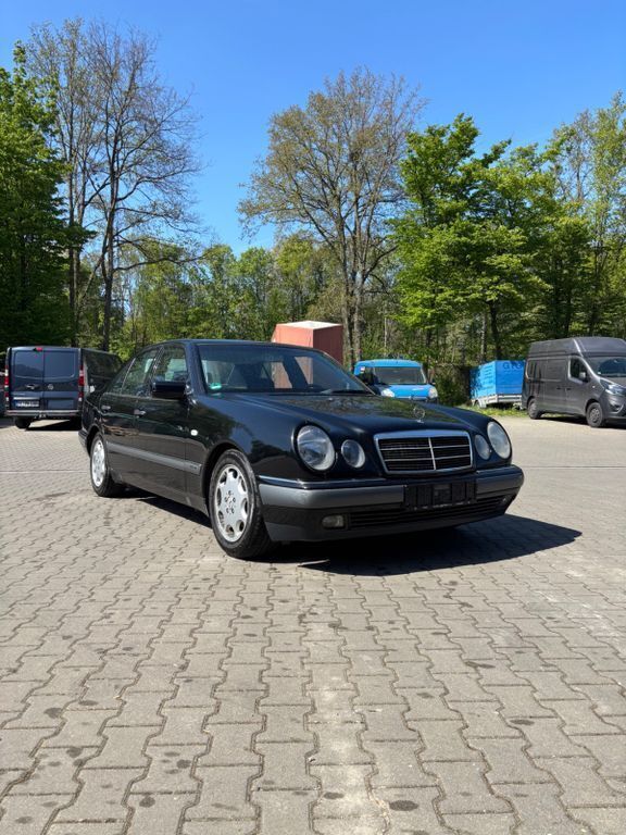 Schwarz Gebraucht 1997 Mercedes E200 Elegance Limousine | 2.500 € (Guter Preis) - Bild 1/4