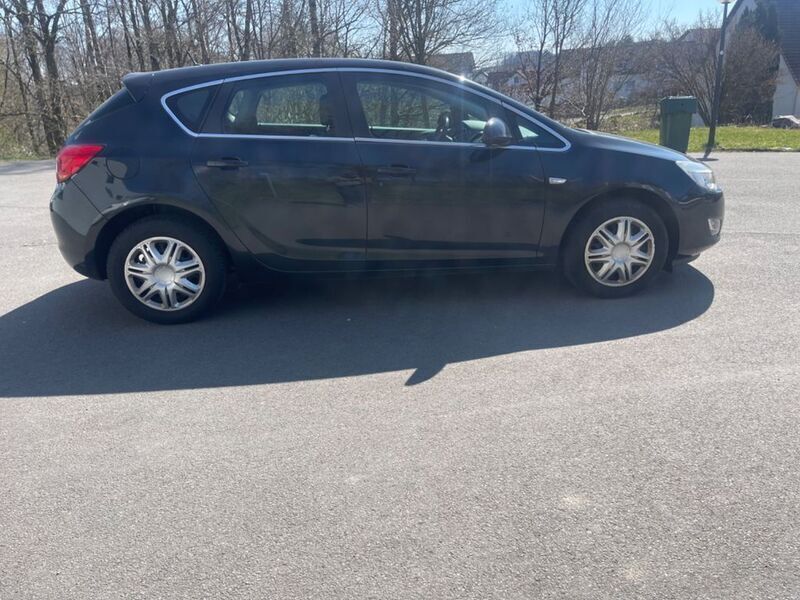 Gebraucht Opel Astra Edition 101 PS (74 kW) 2012 Limousine