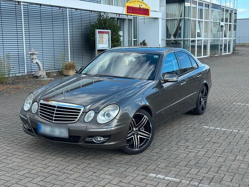 Grau Gebraucht 2006 Mercedes E350 Limousine | 5.400 € (Fairer Preis) - Bild 1/4
