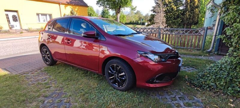 Rot Gebraucht 2019 Toyota Auris Team Limousine | 13.400 € (Guter Preis) - Bild 1/4