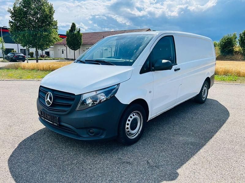 Arktikweiss Gebraucht 2022 Mercedes Vito Van / Kleinbus | 19.990 € (Guter Preis) - Bild 1/4