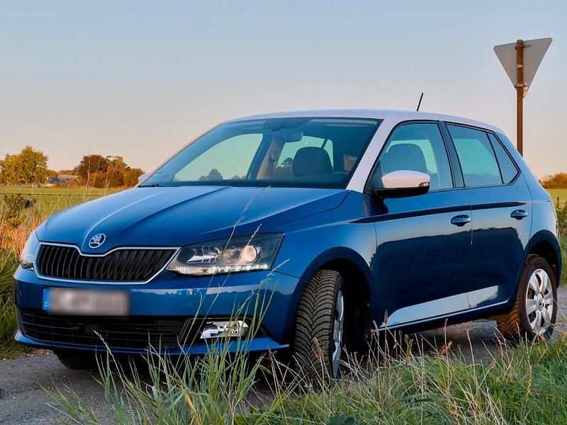 Blau Gebraucht 2014 Skoda Fabia Style Kleinwagen | 7.300 € (Guter Preis) - Bild 1/4
