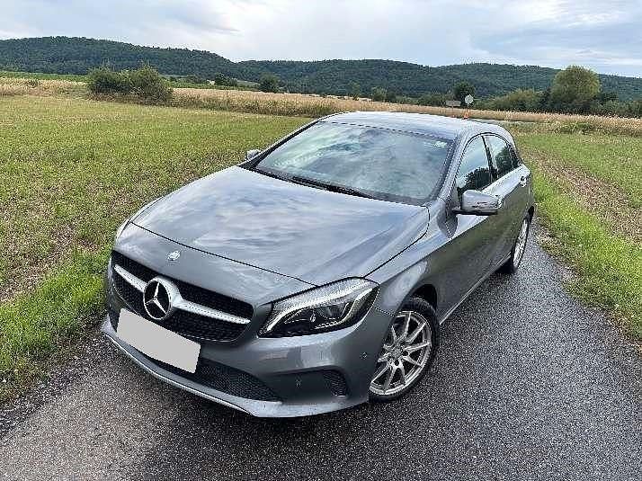 Grau Gebraucht 2016 Mercedes A180 Edition Limousine | 7.000 € - Bild 1/4