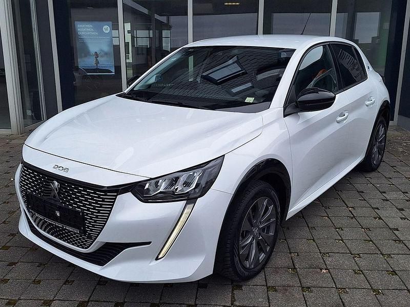 Gebraucht Peugeot e-208 Allure 100 kW (136 PS) 2023 Weiß Kleinwagen