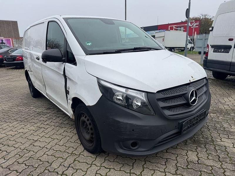 Weiß Gebraucht 2018 Mercedes Vito Van / Kleinbus | 7.400 € - Bild 1/4