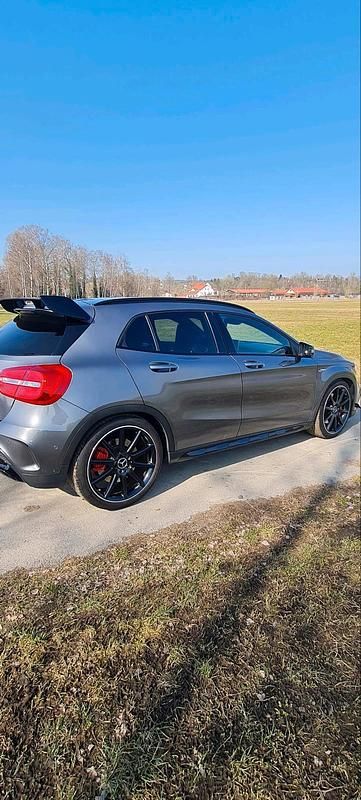 Grau Gebraucht 2016 Mercedes GLA45 AMG AMG SUV | 25.700 € (Fairer Preis) - Bild 1/4