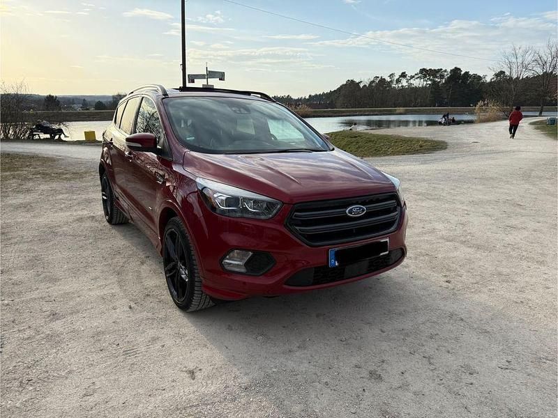 Rot Gebraucht 2017 Ford Kuga ST-Line SUV | 16.500 € (Teuer) - Bild 1/4