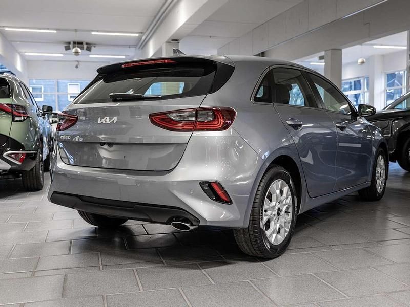 Neu Kia Ceed 101 PS (74 kW) 2026 Grau Kleinwagen