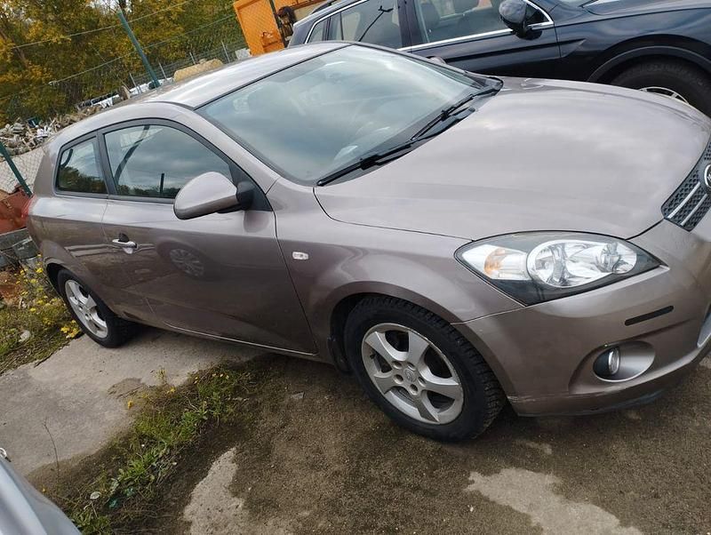 Gold Gebraucht 2008 Kia ProCeed 2 Kleinwagen | 3.100 € (Guter Preis) - Bild 1/4