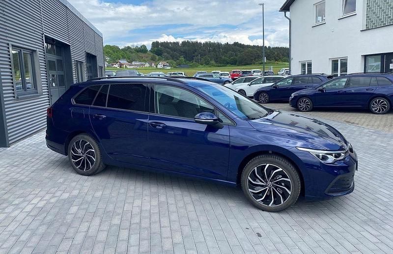 Gebraucht VW Golf VIII 150 PS (110 kW) 2024 Atlantik blue Kombi