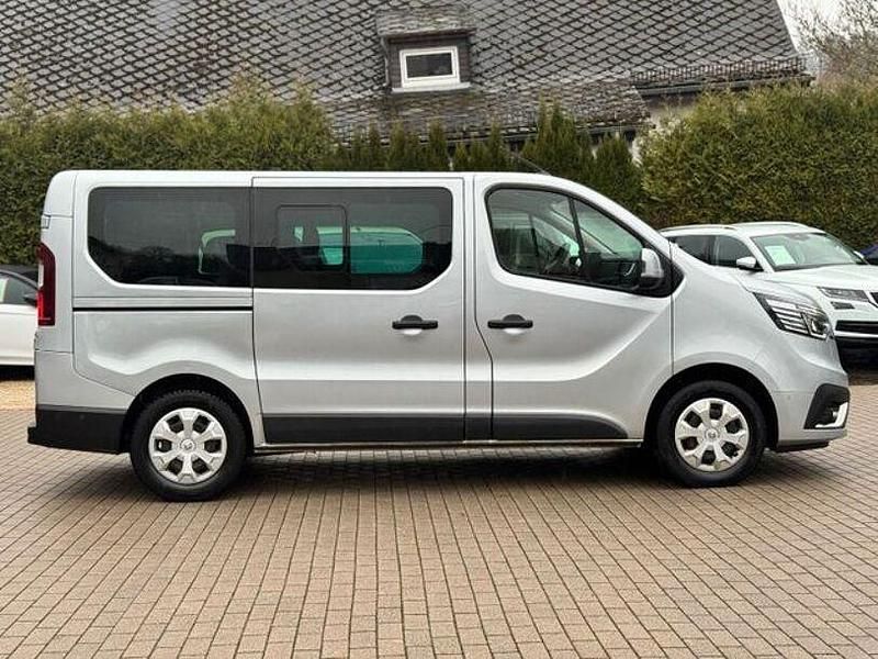 Gebraucht Renault Trafic Life 150 PS (110 kW) 2022 Silber Van / Kleinbus