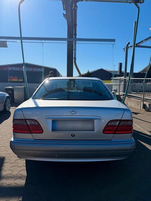 Gebraucht Mercedes E220 143 PS (105 kW) 2001 Andere farben Limousine