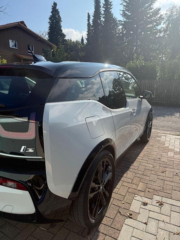 Weiß Gebraucht 2022 BMW i3 Sport Line Kleinwagen | 20.499 € (Guter Preis) - Bild 1/4