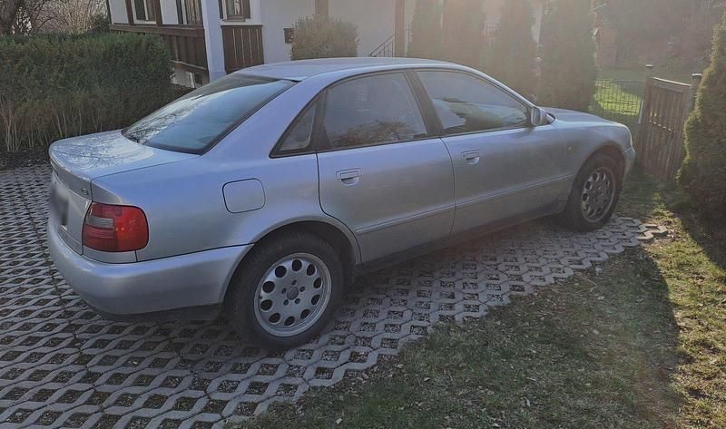 Gebraucht Audi A4 90 PS (66 kW) 1998 Silber Limousine