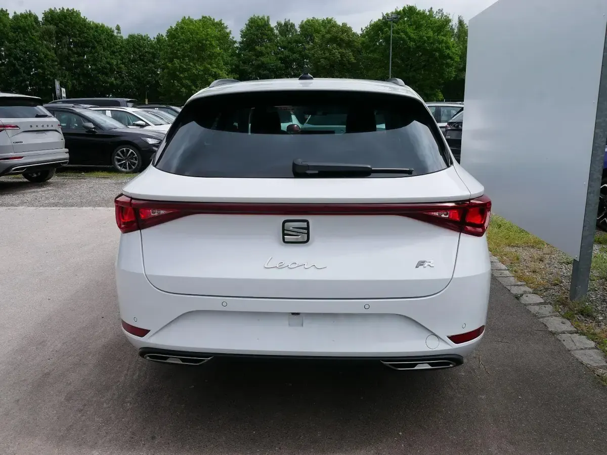 Neu Seat Leon FR 150 PS (110 kW) 2025 Nevadaweiß metallic Kombi