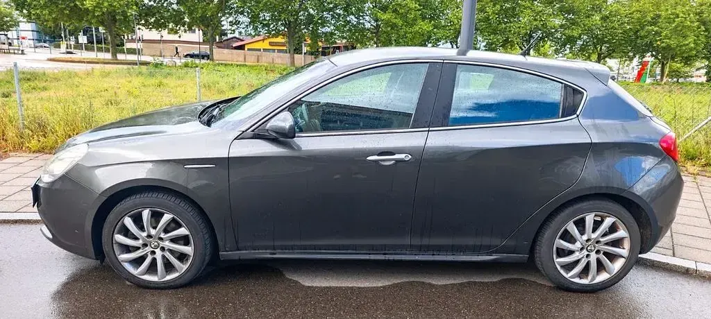 Gebraucht Alfa Romeo Giulietta Turismo 140 PS (102 kW) 2012 Grau Kleinwagen