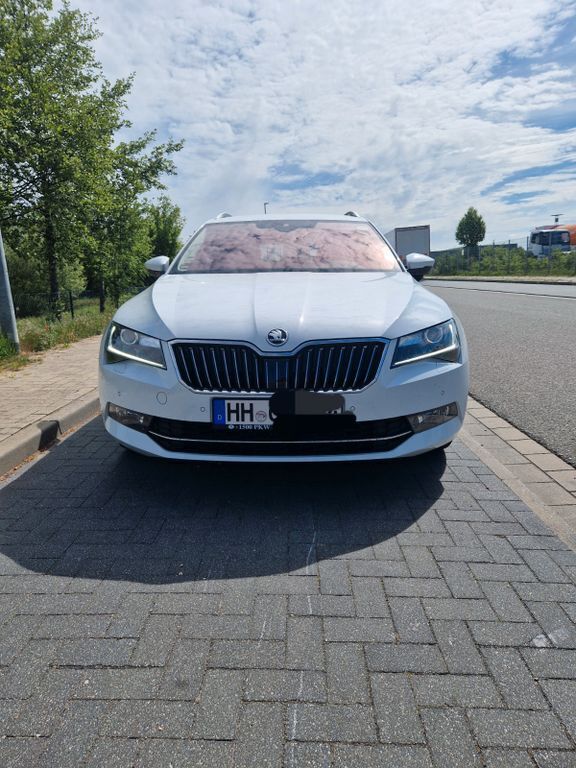Weiß Gebraucht 2017 Skoda Superb Style Kombi | 16.600 € (Fairer Preis) - Bild 1/4