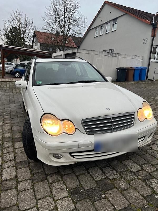 Weiß Gebraucht 2005 Mercedes C200 Limousine | 2.650 € - Bild 1/4