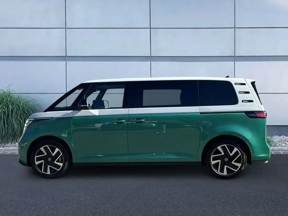 Neu VW ID. Buzz Pro 210 kW (286 PS) 2026 Candyweiß/bay leaf green meta Van / Kleinbus