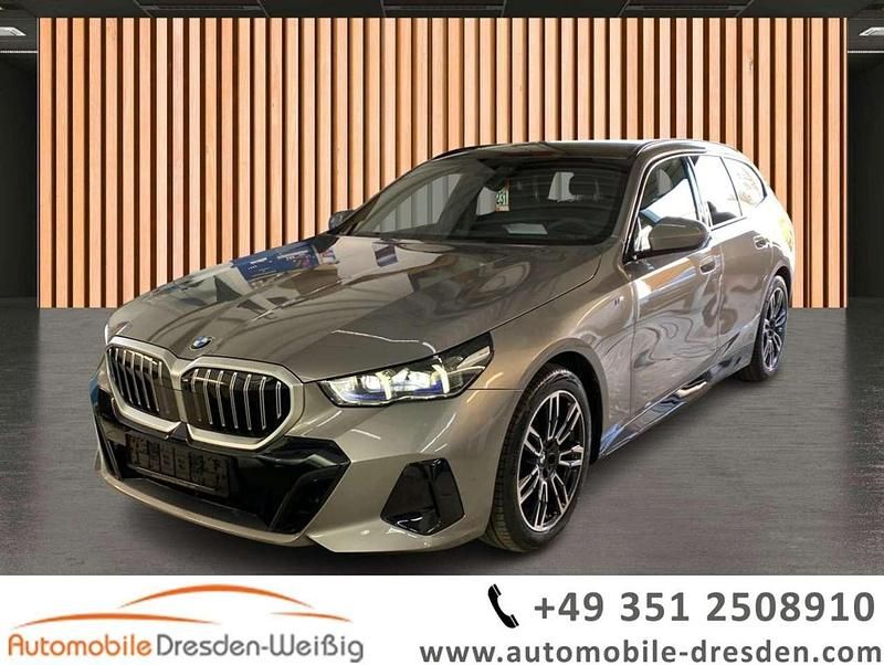Oxidgrau ii metallic Gebraucht 2024 BMW 520 M Sport Kombi | 52.980 € (Superpreis) - Bild 1/4