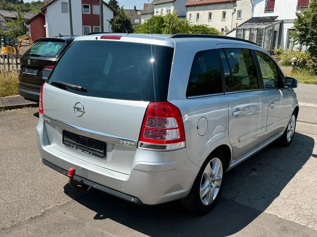 Gebraucht Opel Zafira Design Edition 115 PS (84 kW) 2011 Grau Van / Kleinbus