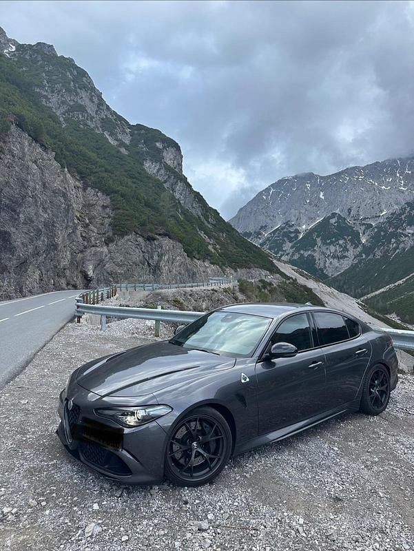 Grau Gebraucht 2021 Alfa Romeo Giulia Quadrifoglio Limousine | 52.999 € (Fairer Preis) - Bild 1/4