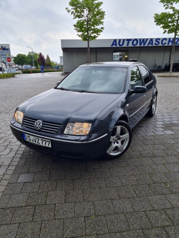 Grau Gebraucht 2002 VW Bora Limousine | 3.939 € - Bild 1/4